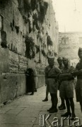 Maj 1940, Jerozolima, Palestyna.
Żołnierze Samodzielnej Brygady Strzelców Karpackich pod Ścianą Płaczu w Jerozolimie. Oryginalny podpis na odwrocie fotografii: 