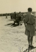 11.11.1942, Qizil Ribat, Irak.
Generał Anders podczas mszy świętej, na pierwszym planie członek orkiestry wojskowej. Oryginalny podpis na odwrocie fotografii: 