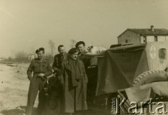 1944, brak miejsca., Włochy.
Czterej polscy żołnierze obok samochodu sanitarnego.
Fot. Czesław Dobrecki, zbiory Ośrodka KARTA, Pogotowie Archiwalne [PAF_015], przekazał Krzysztof Dobrecki