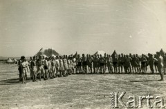 Sierpień 1940, brak miejsca., Bliski Wschód.
Żołnierze Brygady Strzelców Karpackich na zbiórce przed namiotem. Oryginalny podpis na odwrocie fotografii: 