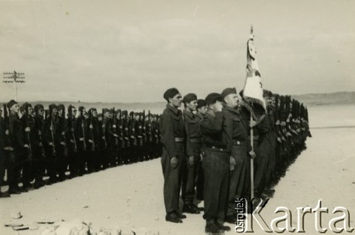 Listopad 1941, Tobruk.
Przyjazd Naczelnego Wodza Polskich Sił Zbrojnych generała Władysława Sikorskiego, uroczystości wojskowe. Oryginalny podpis na odwrocie fotografii: 