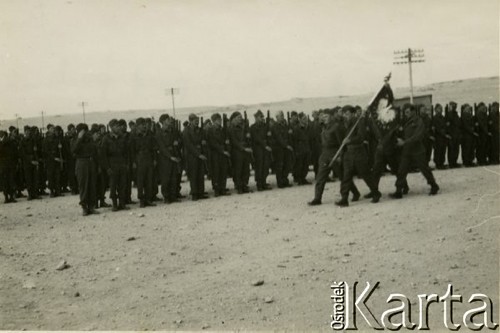 Listopad 1941, Tobruk.
Przyjazd Naczelnego Wodza Polskich Sił Zbrojnych generała Władysława Sikorskiego, uroczystości wojskowe. Oryginalny podpis na odwrocie fotografii: 