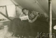 Luty 1942, El Amirija, Egipt.
Czesław Dobrecki, żołnierz Samodzielnej Brygady Strzelców Karpackich czyta tygodnik Wojska Polskiego na Środkowym Wschodzie: 