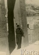 08.02.1942, Karnak (Luksor), Egipt.
Czesław Dobrecki zwiedza świątynię Amona. Oryginalny podpis na odwrocie fotografii: 