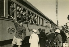 21.12.1940, El Kantara, Egipt.
Żołnierze Samodzielnej Brygady Strzelców Karpackich podczas postoju pociągu na stacji kolejowej. Oryginalny podpis na odwrocie fotografii: 