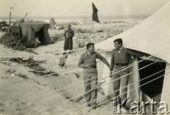 19.01.1941, Dikheli, Aleksandria.
Dwaj żołnierze Samodzielnej Brygady Strzelców Karpackich przed namiotem. Oryginalny podpis na odwrocie fotografii: 