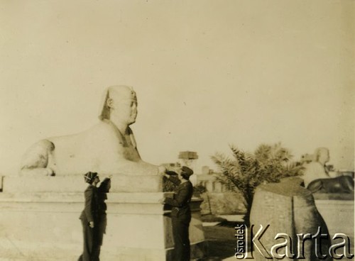 17.02.1941, Aleksandria, Egipt.
Żołnierze Samodzielnej Brygady Strzelców Karpackich podczas zwiedzania Aleksandrii. Oryginalny podpis na odwrocie fotografii: 