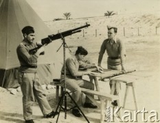 17.02.1941, Aleksandria, Egipt.
Żołnierze Samodzielnej Brygady Strzelców Karpackich przy karabinie rkm. Oryginalny podpis na odwrocie fotografii: 