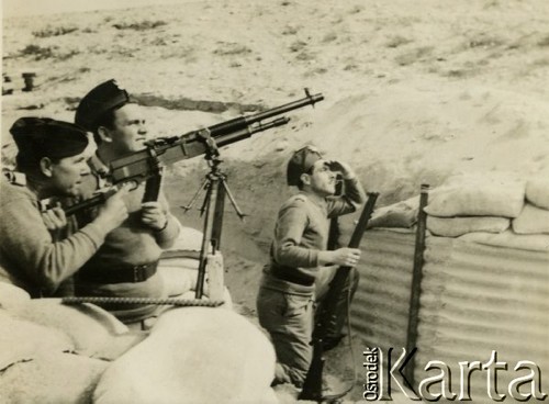 17.02.1941, Aleksandria, Egipt.
Żołnierze Samodzielnej Brygady Strzelców Karpackich przy karabinie rkm. Oryginalny podpis na odwrocie fotografii: 
