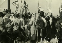 10.10.1943, Egipt.
Tłum ludzi, Arabowie na koniach i dzieci. Oryginalny podpis na odwrocie fotografii: 