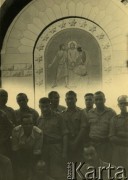 Lipiec 1942, Jerozolima, Palestyna.
Żołnierze 2 Korpusu Polskiego przed kościołem zaparcia się św. Piotra 