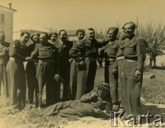 1943-1947, brak miejsca.
Żołnierze 2 Korpusu Polskiego na zdjęciu grupowym.
Fot. Czesław Dobrecki, zbiory Ośrodka KARTA, Pogotowie Archiwalne [PAF_015], przekazał Krzysztof Dobrecki