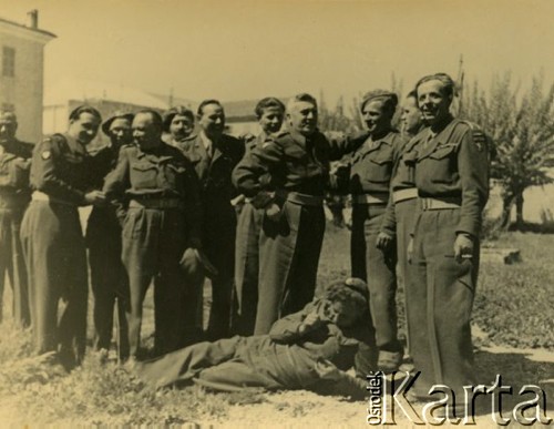 1943-1947, brak miejsca.
Żołnierze 2 Korpusu Polskiego na zdjęciu grupowym.
Fot. Czesław Dobrecki, zbiory Ośrodka KARTA, Pogotowie Archiwalne [PAF_015], przekazał Krzysztof Dobrecki