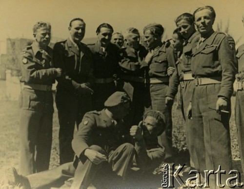 1943-1947, brak miejsca.
Żołnierze 2 Korpusu Polskiego na zdjęciu grupowym, drugi od lewej stoi Czesław Dobrecki.
Fot. Czesław Dobrecki, zbiory Ośrodka KARTA, Pogotowie Archiwalne [PAF_015], przekazał Krzysztof Dobrecki