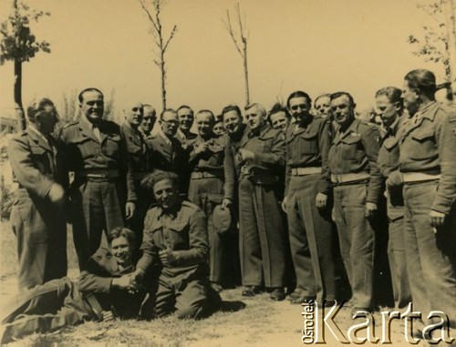 1943-1947, brak miejsca.
Żołnierze 2 Korpusu Polskiego na zdjęciu grupowym, szósty od lewej stoi Czesław Dobrecki.
Fot. NN, zbiory Ośrodka KARTA, Pogotowie Archiwalne [PAF_015], przekazał Krzysztof Dobrecki
