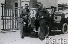 1943-1947, brak miejsca.
Dwaj żołnierze 2 Korpusu Polskiego przy samochodzie, z lewej strony Czesław Dobrecki.
Fot. NN, zbiory Ośrodka KARTA, Pogotowie Archiwalne [PAF_015], przekazał Krzysztof Dobrecki