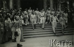1944-1947, brak miejsca.
Generał Władysław Anders w otoczeniu oficerów salutuje żołnierzom.
Fot. Czesław Dobrecki, zbiory Ośrodka KARTA, Pogotowie Archiwalne [PAF_015], przekazał Krzysztof Dobrecki