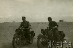 1942-1944, brak miejsca.
Dwaj Żołnierze 2 Korpusu Polskiego na motocyklach.
Fot. Czesław Dobrecki, zbiory Ośrodka KARTA, Pogotowie Archiwalne [PAF_015], przekazał Krzysztof Dobrecki