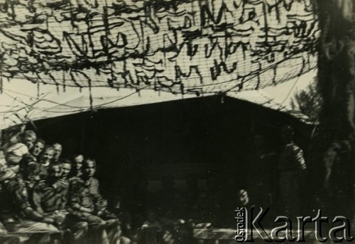 1944, Monte Cassino, Włochy.
Żołnierze 2 Korpusu Polskiego przed namiotem, nad którym jest rozpięta siatka maskująca. 
Fot. Czesław Dobrecki, zbiory Ośrodka KARTA, Pogotowie Archiwalne [PAF_015], przekazał Krzysztof Dobrecki