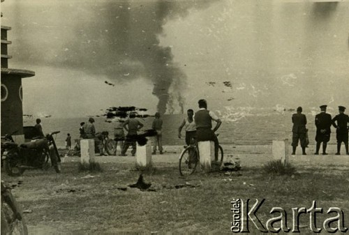 1940-1944, brak miejsca.
Żołnierze stoją nad brzegiem morza i obserwują dym na horyzoncie.
Fot. Czesław Dobrecki, zbiory Ośrodka KARTA, Pogotowie Archiwalne [PAF_015], przekazał Krzysztof Dobrecki