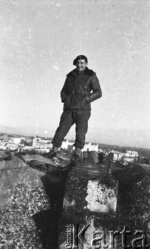 1944-1947, brak miejsca.
Żołnierz 2 Korpusu na dachu budynku, w tle widok miasta.
Fot. Czesław Dobrecki, zbiory Ośrodka KARTA, Pogotowie Archiwalne [PAF_015], przekazał Krzysztof Dobrecki
