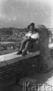 1945, Rzym, Włochy.
Czesław Dobrecki siedzi na murze, w tle fragment miasta.
Fot. NN, zbiory Ośrodka KARTA, Pogotowie Archiwalne [PAF_015], przekazał Krzysztof Dobrecki
