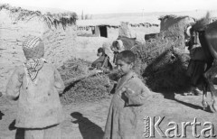 1943, Irak.
Dzieci bawiące się przed chatą.
Fot. Czesław Dobrecki, zbiory Ośrodka KARTA, Pogotowie Archiwalne [PAF_015], przekazał Krzysztof Dobrecki
