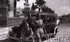 1940-1943, Bliski Wschód.
Polscy żołnierze przy samochodzie, w środku stoi Czesław Dobrecki.
Fot. NN, zbiory Ośrodka KARTA, Pogotowie Archiwalne [PAF_015], przekazał Krzysztof Dobrecki
