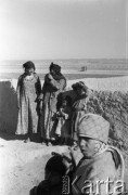 1943, Irak.
Kobiety i dzieci na tle glinianego muru.
Fot. NN, zbiory Ośrodka KARTA, Pogotowie Archiwalne [PAF_015], przekazał Krzysztof Dobrecki
