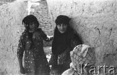 1943, Irak.
Kobiety na tle lepianki.
Fot. NN, zbiory Ośrodka KARTA, Pogotowie Archiwalne [PAF_015], przekazał Krzysztof Dobrecki
