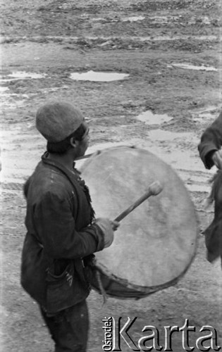 1943, Irak.
Mężczyzna grający na bębnie.
Fot. NN, zbiory Ośrodka KARTA, Pogotowie Archiwalne [PAF_015], przekazał Krzysztof Dobrecki
