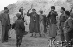 1943, Irak.
Mężczyźni grający na instrumentach, z prawej stoją trzej polscy żołnierze.
Fot. NN, zbiory Ośrodka KARTA, Pogotowie Archiwalne [PAF_015], przekazał Krzysztof Dobrecki
