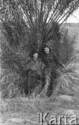 1943, Irak.
Dwie ochotniczki z Pomocniczej Służby Kobiet na tle palmy.
Fot. NN, zbiory Ośrodka KARTA, Pogotowie Archiwalne [PAF_015], przekazał Krzysztof Dobrecki
