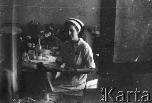 1943, Irak.
Sala w szpitalu, pielęgniarka trzymająca chorego za rękę.
Fot. NN, zbiory Ośrodka KARTA, Pogotowie Archiwalne [PAF_015], przekazał Krzysztof Dobrecki
