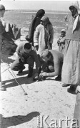 1943, Irak.
Dwaj polscy żołnierze bawią się ze szczeniakiem.
Fot. Czesław Dobrecki, zbiory Ośrodka KARTA, Pogotowie Archiwalne [PAF_015], przekazał Krzysztof Dobrecki
