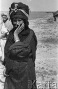 1943, Irak.
Kobieta zasłaniająca ręką twarz.
Fot. Czesław Dobrecki, zbiory Ośrodka KARTA, Pogotowie Archiwalne [PAF_015], przekazał Krzysztof Dobrecki
