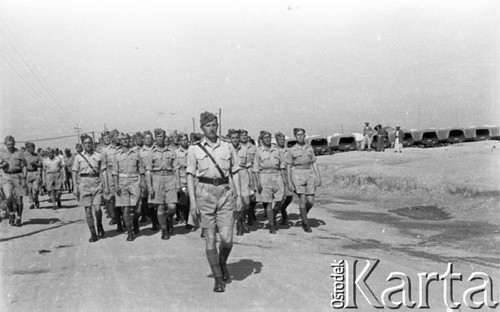 1943, Qizil Ribat, Irak.
Żołnierze 2 Korpusu w trakcie uroczystości.
Fot. Czesław Dobrecki, zbiory Ośrodka KARTA, Pogotowie Archiwalne [PAF_015], przekazał Krzysztof Dobrecki
