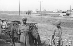 1942, Palestyna.
Dwaj hinduscy żołnierze przy konnym wozie.
Fot. Czesław Dobrecki, zbiory Ośrodka KARTA, Pogotowie Archiwalne [PAF_015], przekazał Krzysztof Dobrecki
