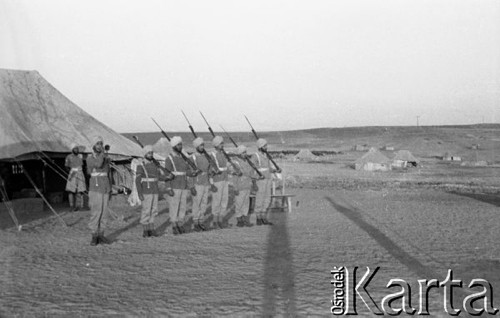 Maj 1942, Palestyna.
Żołnierze hinduscy podczas odprawy warty, w tle namioty wojskowe. 
Fot. Czesław Dobrecki, zbiory Ośrodka KARTA, Pogotowie Archiwalne [PAF_015], przekazał Krzysztof Dobrecki
