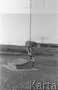 Maj 1942, Palestyna.
Żołnierz hinduski wciąga flagę  na maszt. 
Fot. Czesław Dobrecki, zbiory Ośrodka KARTA, Pogotowie Archiwalne [PAF_015], przekazał Krzysztof Dobrecki
