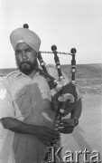 Maj 1942, Palestyna.
Hinduski żołnierz, kobziarz z instrumentem.
Fot. Czesław Dobrecki, zbiory Ośrodka KARTA, Pogotowie Archiwalne [PAF_015], przekazał Krzysztof Dobrecki