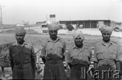 Maj 1942, Palestyna.
Czterej hinduscy żołnierze.
Fot. Czesław Dobrecki, zbiory Ośrodka KARTA, Pogotowie Archiwalne [PAF_015], przekazał Krzysztof Dobrecki
