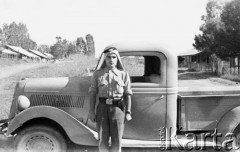 1943, Irak.
Irakijski żołnierz stoi obok samochodu ciężarowego.
Fot. NN, zbiory Ośrodka KARTA, Pogotowie Archiwalne [PAF_015], przekazał Krzysztof Dobrecki