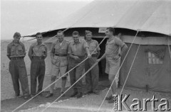 1942-1943, brak miejsca.
Żołnierze przed namiotem kancelarii, trzeci od lewej stoi Czesław Dobrecki.
Fot. NN, zbiory Ośrodka KARTA, Pogotowie Archiwalne [PAF_015], przekazał Krzysztof Dobrecki