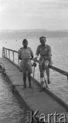 1943, brak miejsca.
Dwaj żołnierze na pomoście nad jeziorem.
Fot. NN, zbiory Ośrodka KARTA, Pogotowie Archiwalne [PAF_015], przekazał Krzysztof Dobrecki