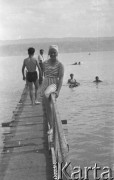 1943, brak miejsca.
Kąpiel w jeziorze, na pierwszym planie ochotniczka z Pomocniczej Służby Kobiet w stroju kąpielowym.
Fot. NN, zbiory Ośrodka KARTA, Pogotowie Archiwalne [PAF_015], przekazał Krzysztof Dobrecki