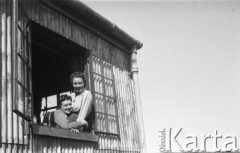 1942-1943, Bliski Wschód.
Dwie ochotniczki z Pomocniczej Służby Kobiet wygladają przez okno. 
Fot. Czesław Dobrecki, zbiory Ośrodka KARTA, Pogotowie Archiwalne [PAF_015], przekazał Krzysztof Dobrecki