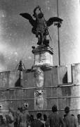 1945, Rzym, Włochy.
Żołnierze 2 Korpusu zwiedzają Zamek św. Anioła (Mauzoleum Hadriana). Rzeźba anioła z mieczem na murze.
Fot. Czesław Dobrecki, zbiory Ośrodka KARTA, Pogotowie Archiwalne [PAF_015], przekazał Krzysztof Dobrecki

