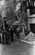 1945, Rzym, Włochy.
Polscy żołnierze przy zabytkowych działach, obok których leżą kule armatnie.
Fot. Czesław Dobrecki, zbiory Ośrodka KARTA, Pogotowie Archiwalne [PAF_015], przekazał Krzysztof Dobrecki

