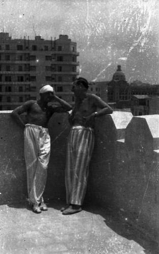 1943-1944, brak miejsca.
Dwaj mężczyźni na tarasie szpitala.
Fot. Czesław Dobrecki, zbiory Ośrodka KARTA, Pogotowie Archiwalne [PAF_015], przekazał Krzysztof Dobrecki
